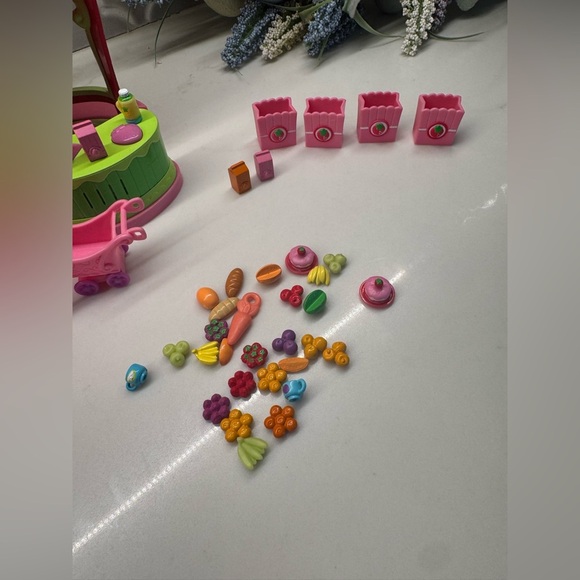 Strawberry Shortcake Bitty Berry Market - Picture 2 of 7